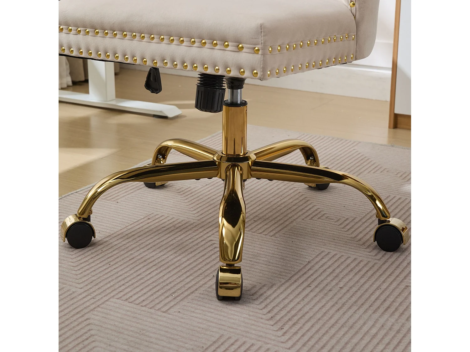 Chaise de bureau vintage en velours avec dossier capitonné et base dorée à roulettes