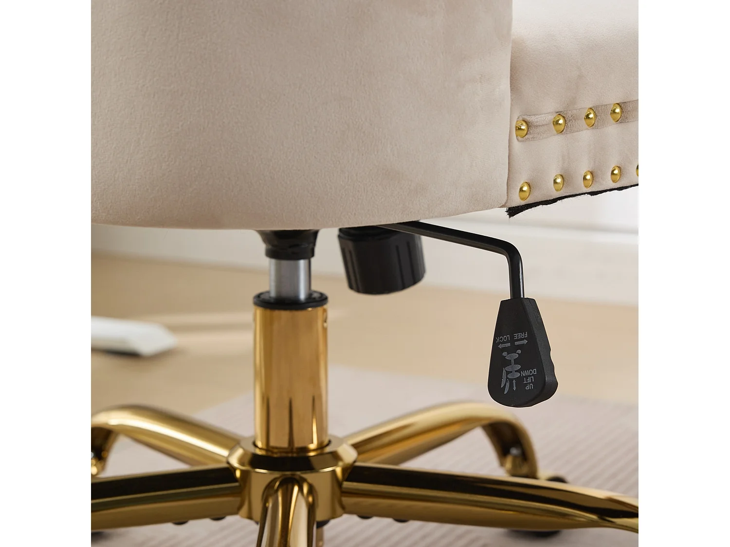 Chaise de bureau vintage en velours avec dossier capitonné et base dorée à roulettes