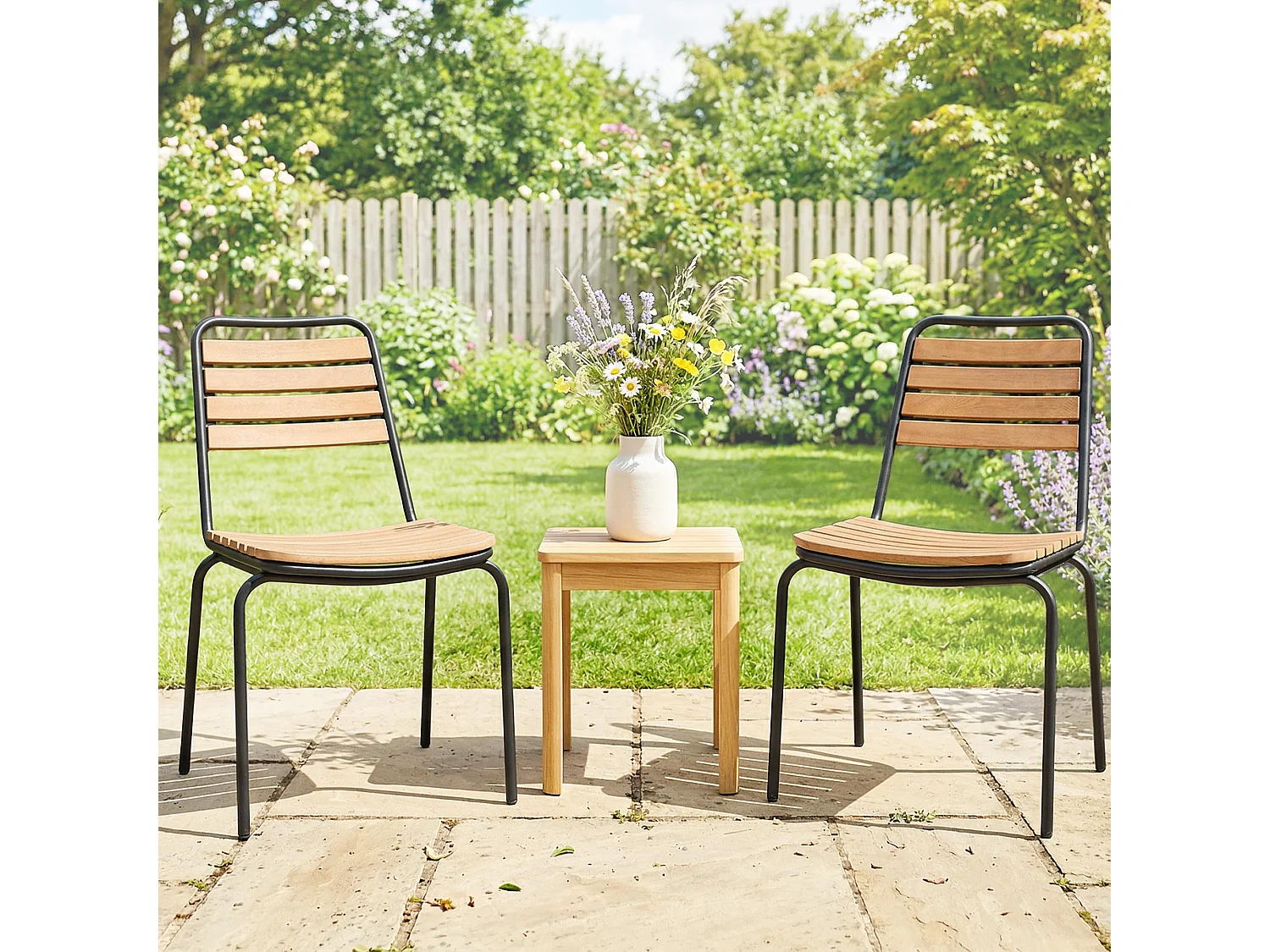 Lot de 2 chaises de jardin empilables acier noir bois eucalyptus pré-huilé