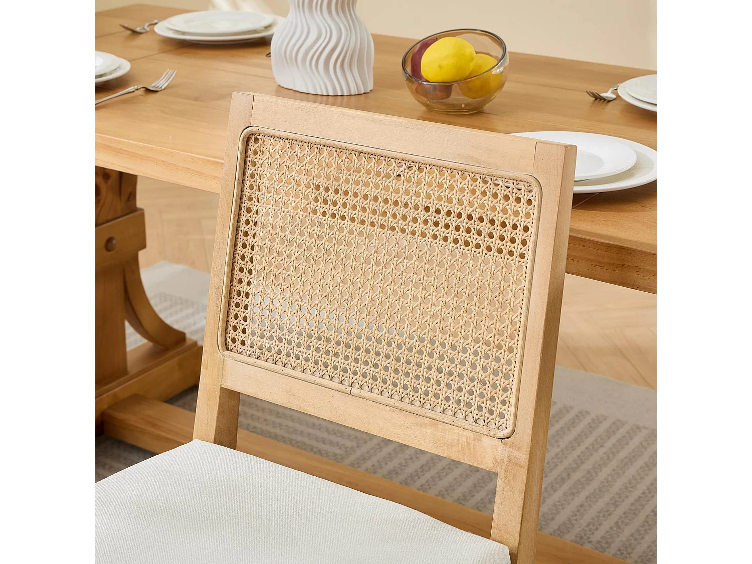 Lot de 2 chaises en lin beige - Cadre en bois et dossier en canne