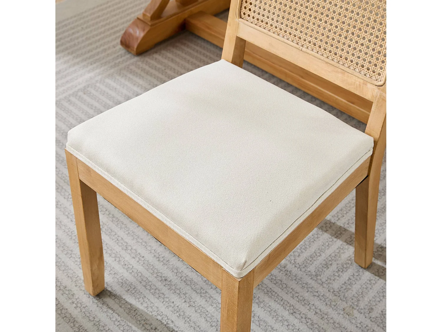 Lot de 2 chaises en lin beige - Cadre en bois et dossier en canne