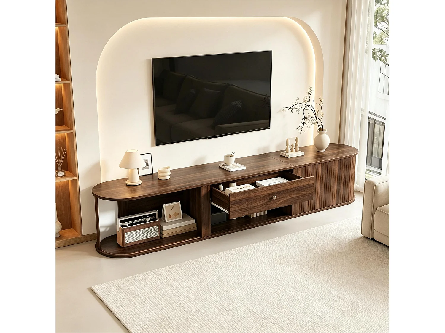 Meuble TV 180cm - Banc TV Design Arrondi avec 2 Portes Rollo et 1 Tiroir, Compatible TV jusqu'à 75 Pouces, Style Rétro - Finition Noyer