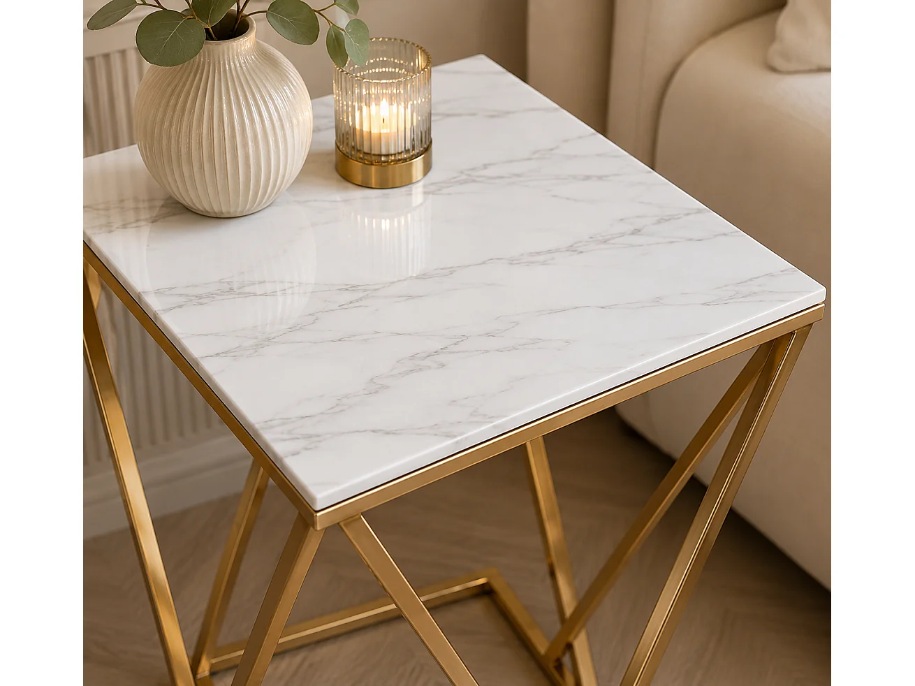 Bout de Canapé ALINA Gold & Marbre Blanc – 50x50x56 cm