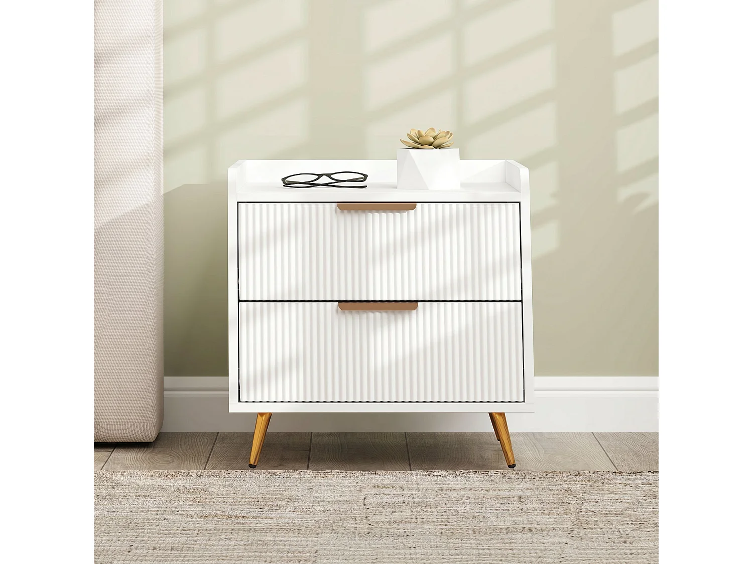 Chevet table de nuit design cannelé doré 2 tiroirs plateau rebord blanc