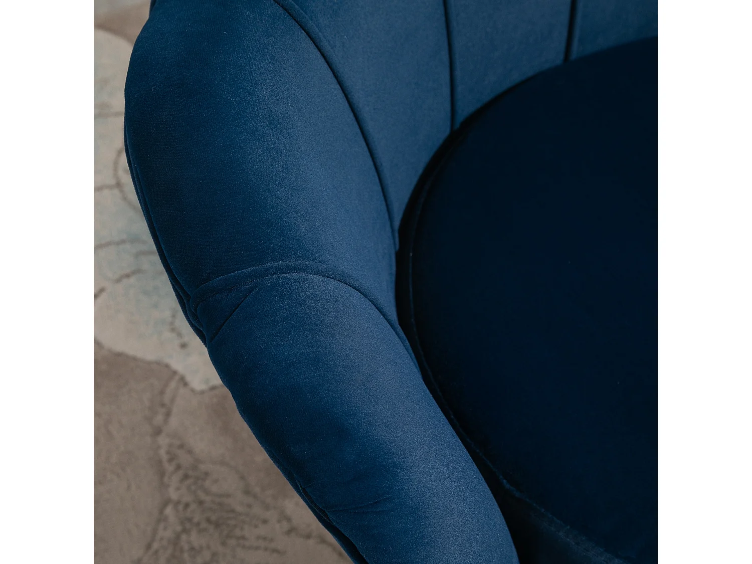 Fauteuil design coquillage pieds métal doré velours bleu foncé