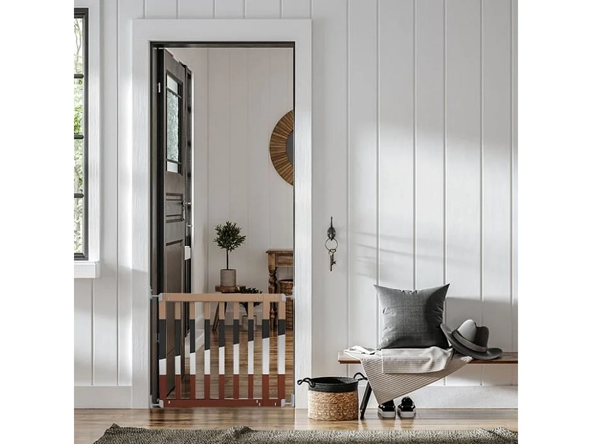 Barrière de sécurité bébé INGENUITY ajustable 76–91 cm, finitions personnalisables
