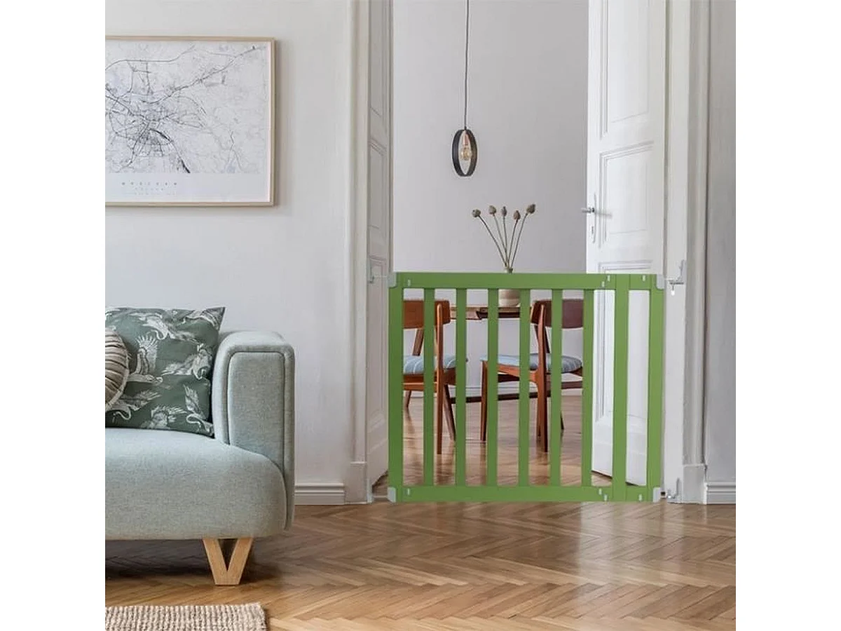 Barrière de sécurité bébé INGENUITY ajustable 76–91 cm, finitions personnalisables