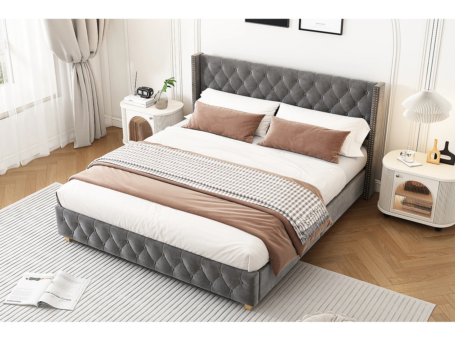 Lit 140x190 velours gris, tête capitonnée et cloutée, sommier lattes, pieds bois