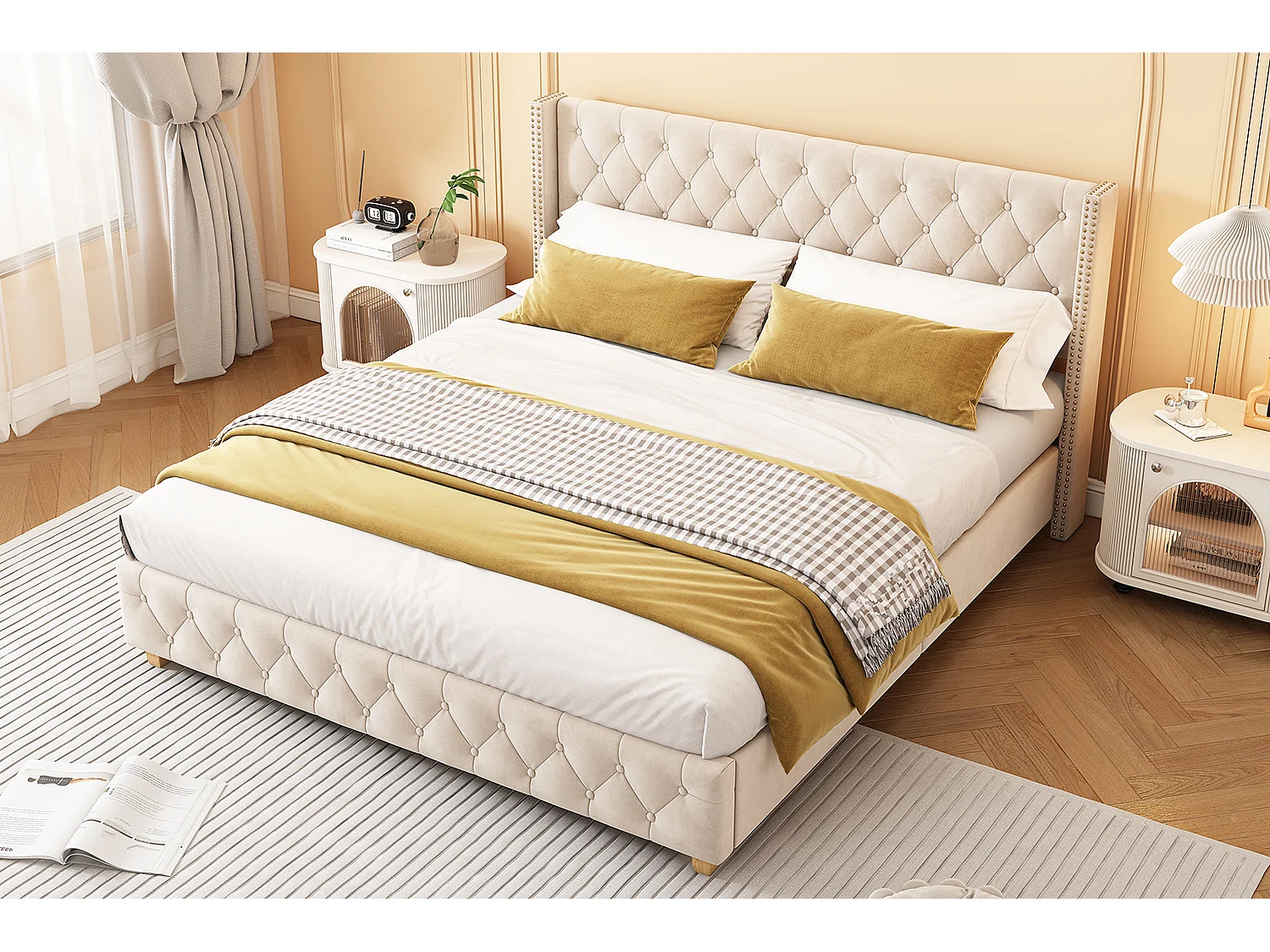Lit 180x200 velours beige clair, tête capitonnée et cloutée, sommier lattes, pieds bois