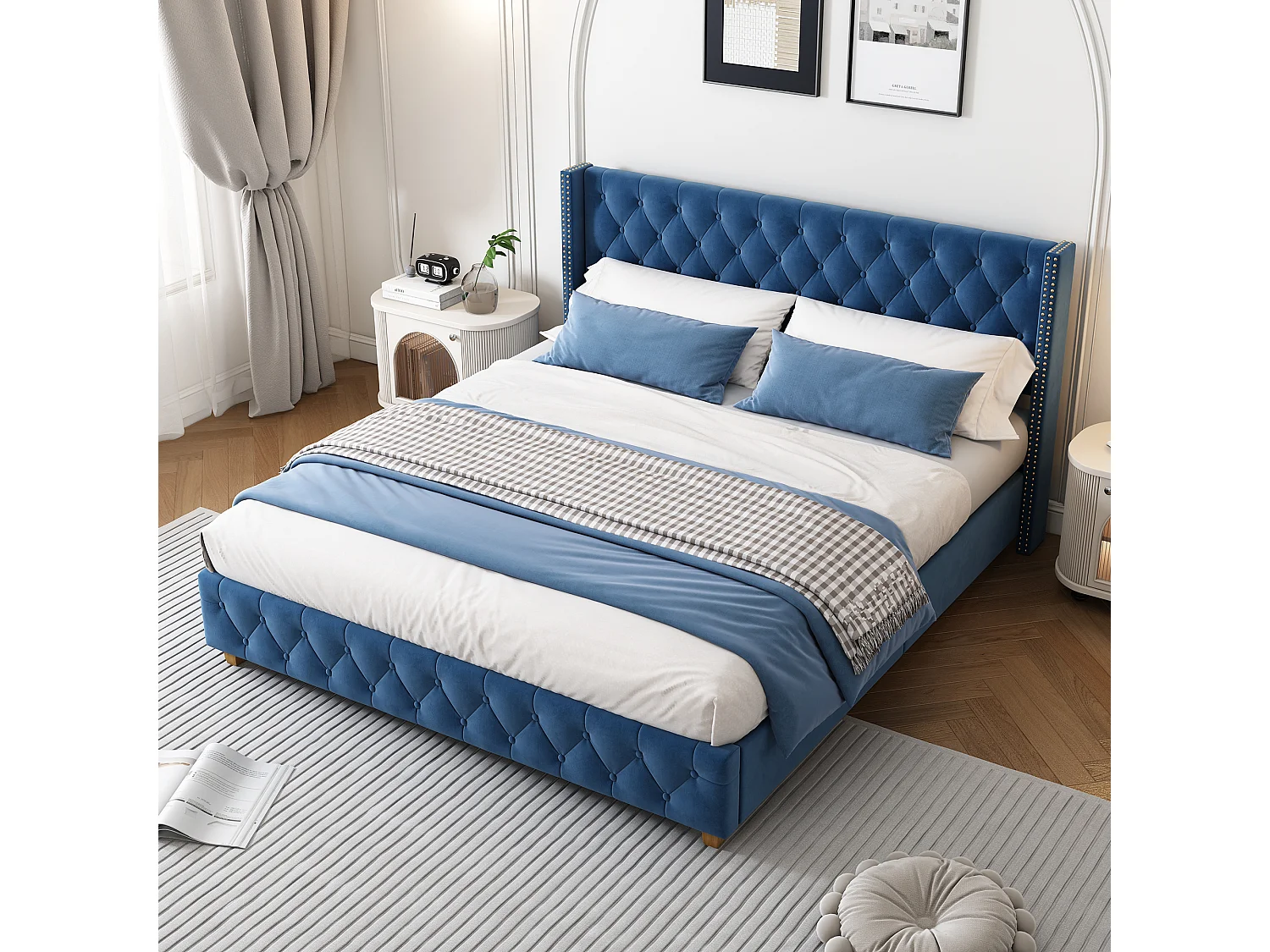 Lit 160x200 velours bleu, tête capitonnée et cloutée, sommier lattes, pieds bois