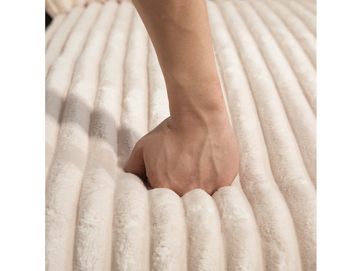 Canapé relaxation Cloud velours côtelé beige, 3 coussins, assise large, design scandinave