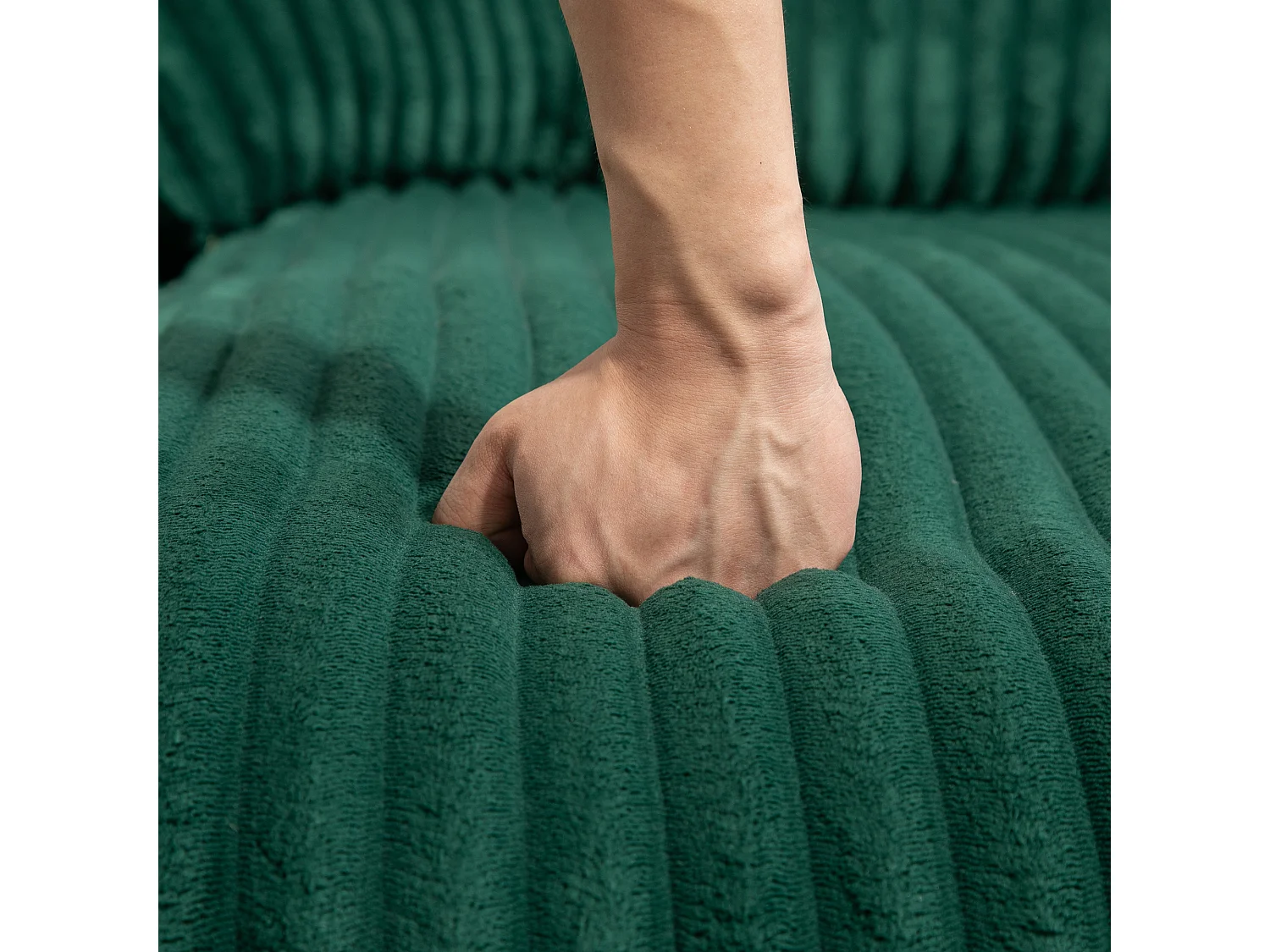 Canapé au sol vert émeraude style Cloud, velours côtelé, 3 coussins moelleux, assise confortable