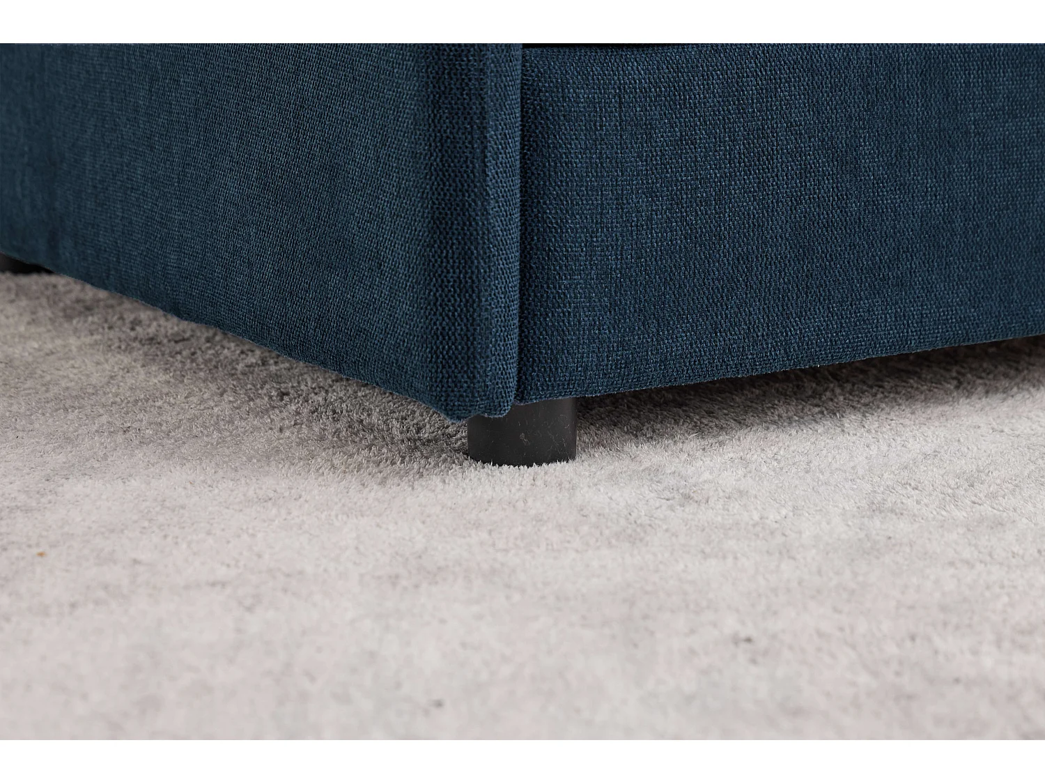 Fauteuil relax bleu foncé en chenille, avec repose-pieds et rangement intégré, design scandinave
