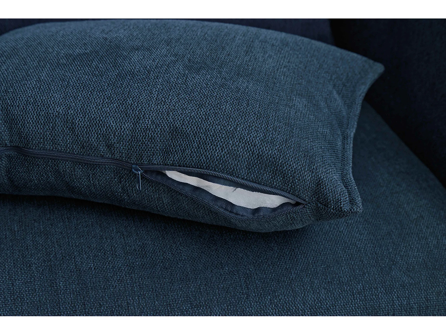 Fauteuil relax bleu foncé en chenille, avec repose-pieds et rangement intégré, design scandinave