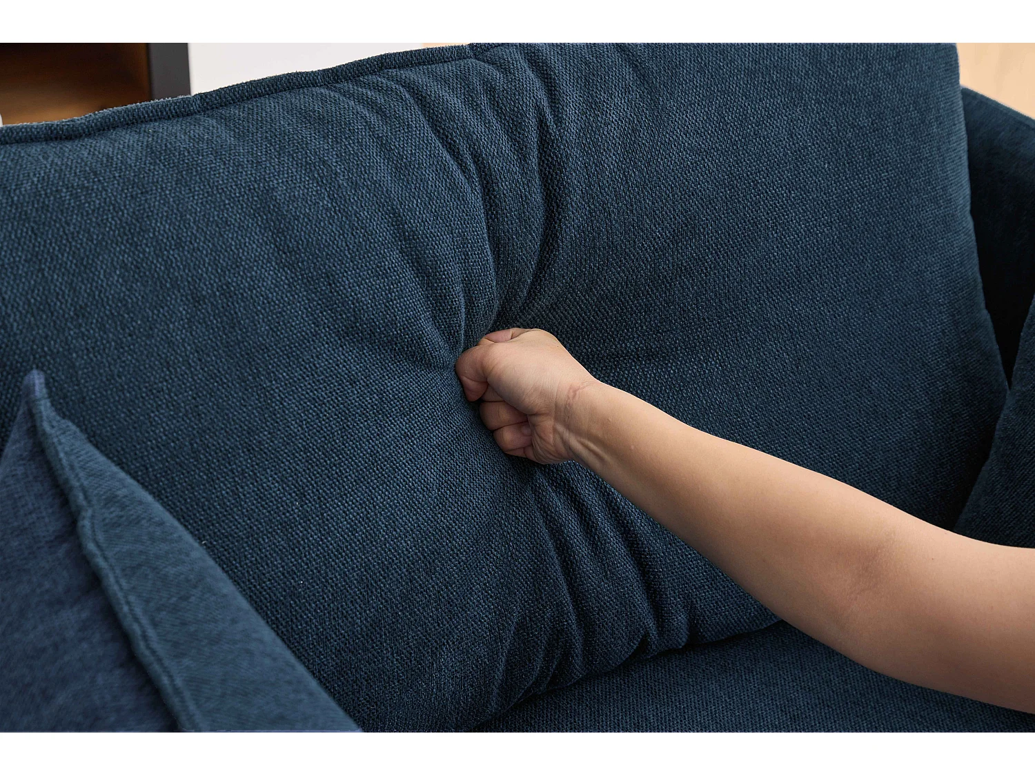 Fauteuil relax bleu foncé en chenille, avec repose-pieds et rangement intégré, design scandinave