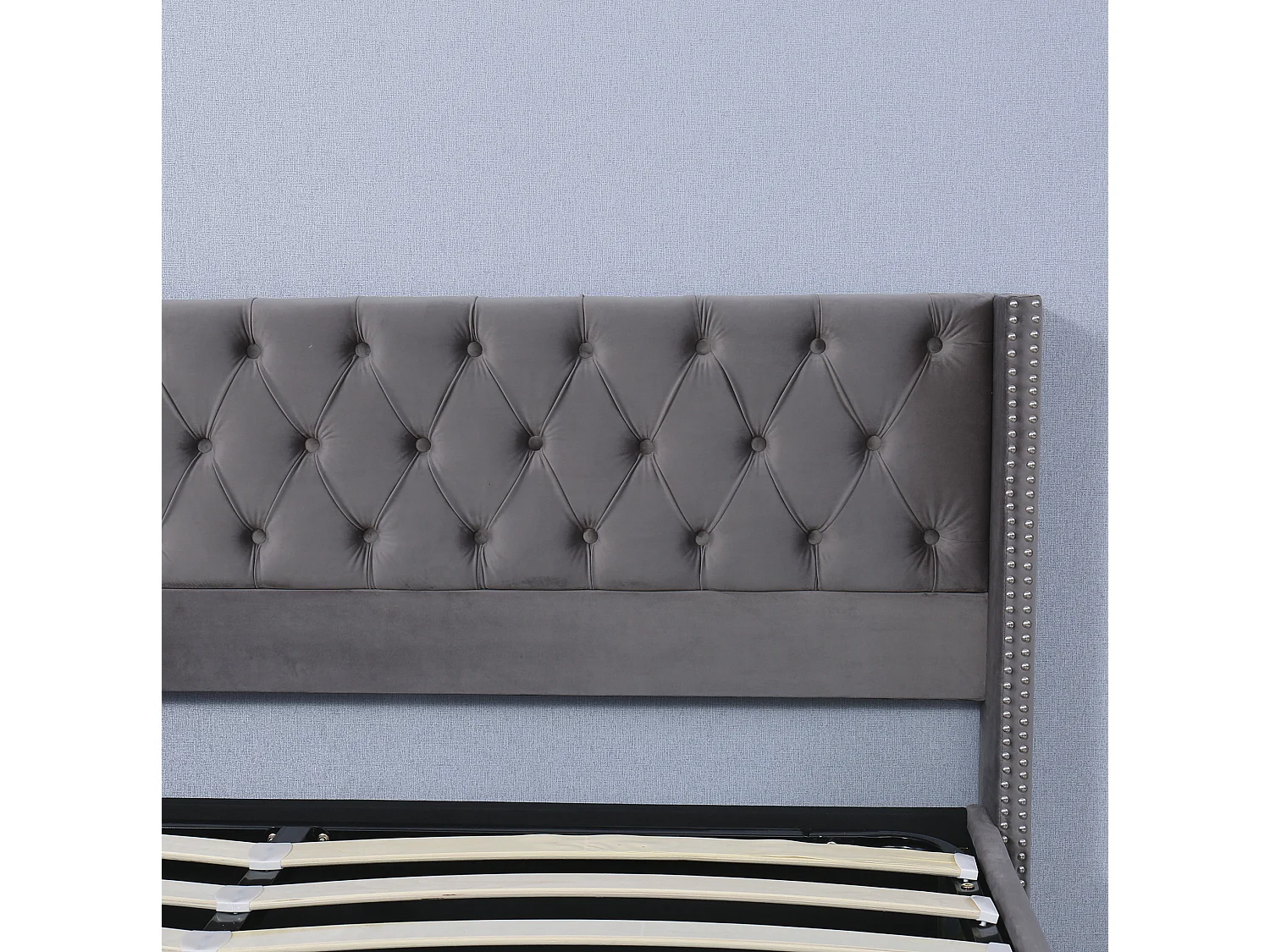 Lit double 160/200 cm – coffre hydraulique, tête de lit capitonnée, clous décoratifs – Velours gris – Matelas non inclus