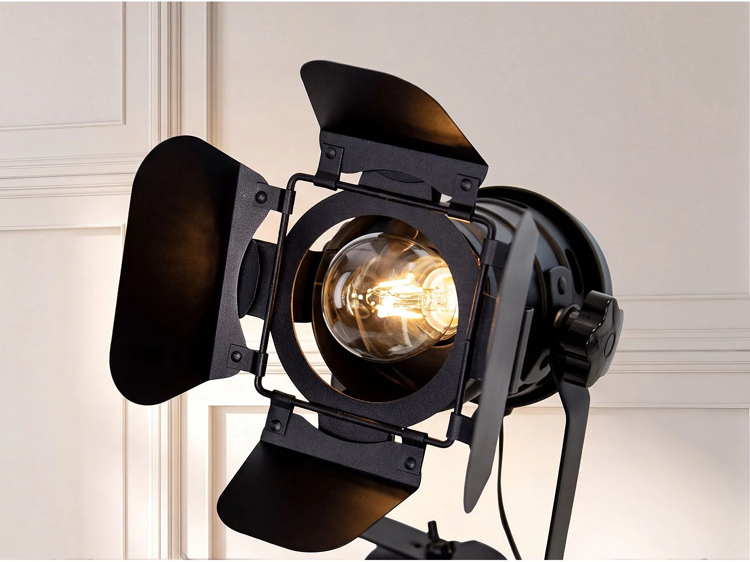 Lampadaire en acier noir et bois de pin couleur noyer 8109 THE LUMINE