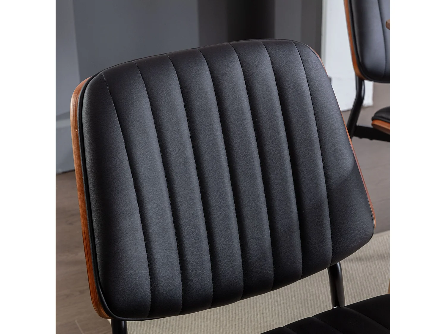 Set van 2 eetkamerstoelen met rugleuning en metalen poten – zwart PU – modern design