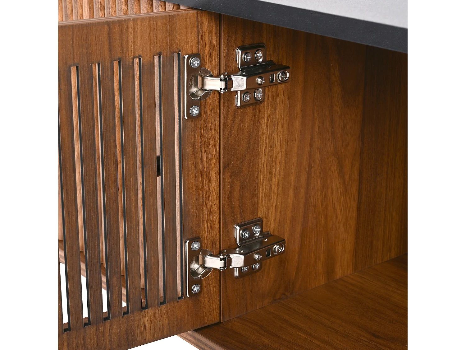 Notenhouten tv-meubel 190x35x45 cm met schuifdeuren, roosterdeur en zwart ijzeren handgrepen
