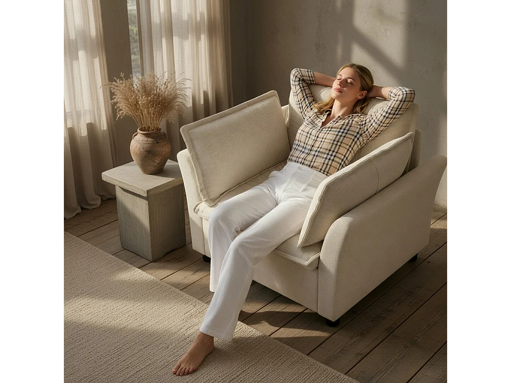 Canapé une place moderne, doté d'un dossier et d'accoudoirs rembourrés, en tissu chenille, couleur beige
