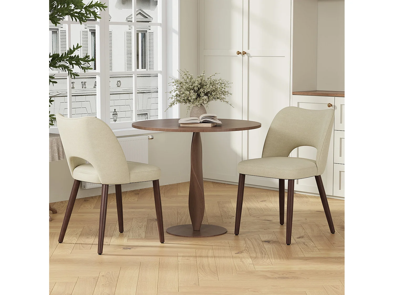 Set van 2 stoffen eetkamerstoelen met gebogen open rugleuning, dikke gevoerde zitting, massief houten poten, donkerbeige