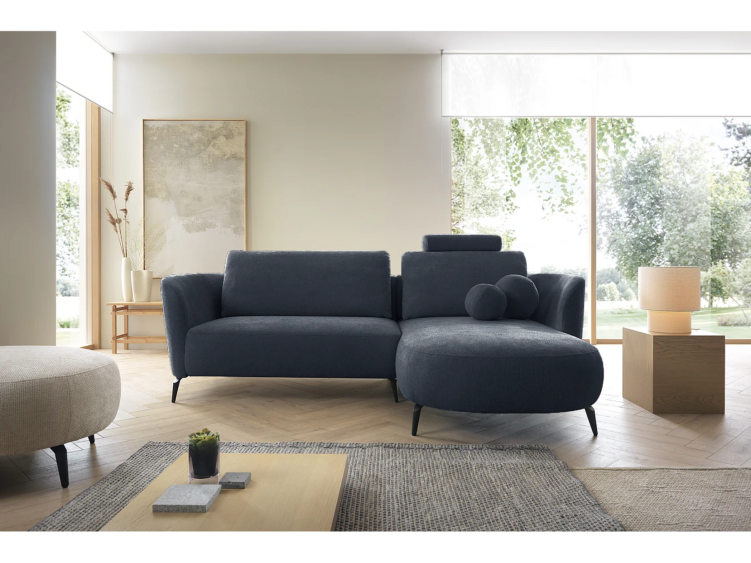Canapé d'angle convertible 260 cm Kendra sur pieds de 15 cm, coffre de rangement, poufs boules, droite, Bleu