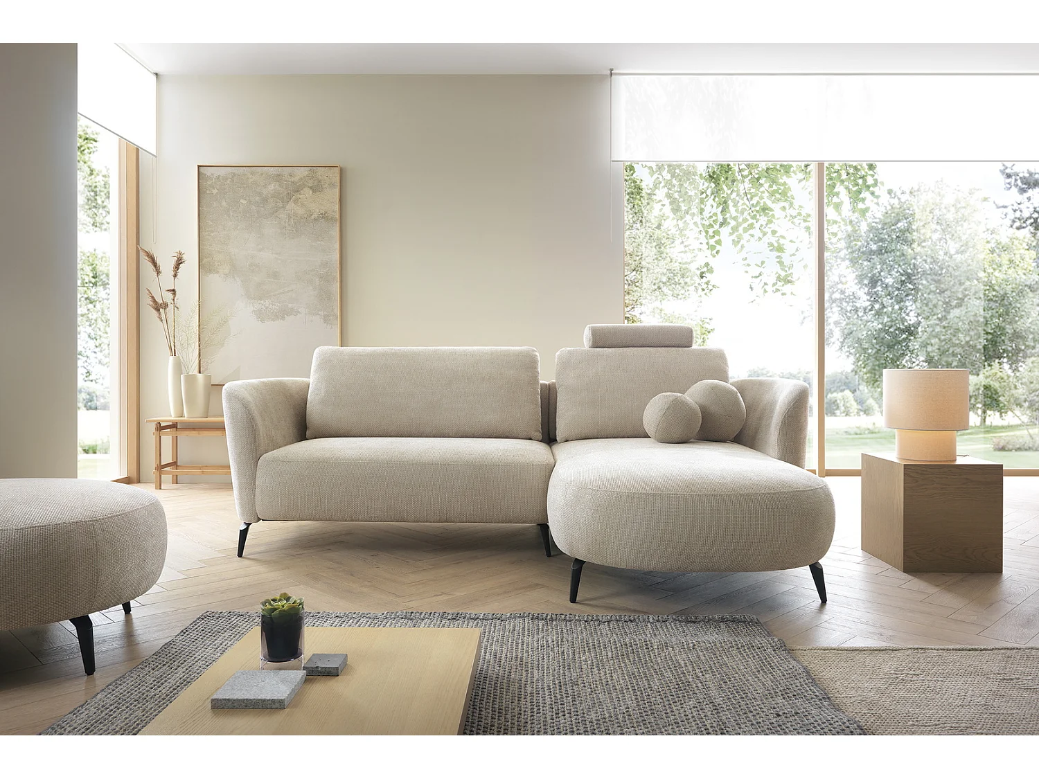 Canapé d'angle convertible 260 cm Kendra sur pieds de 15 cm, coffre de rangement, poufs boules, droite, Beige