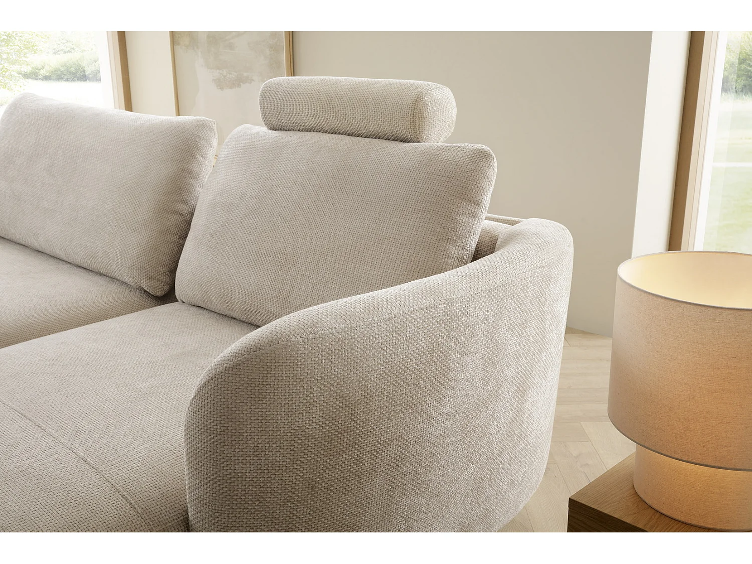 Canapé d'angle convertible 260 cm Kendra sur pieds de 15 cm, coffre de rangement, poufs boules, droite, Beige