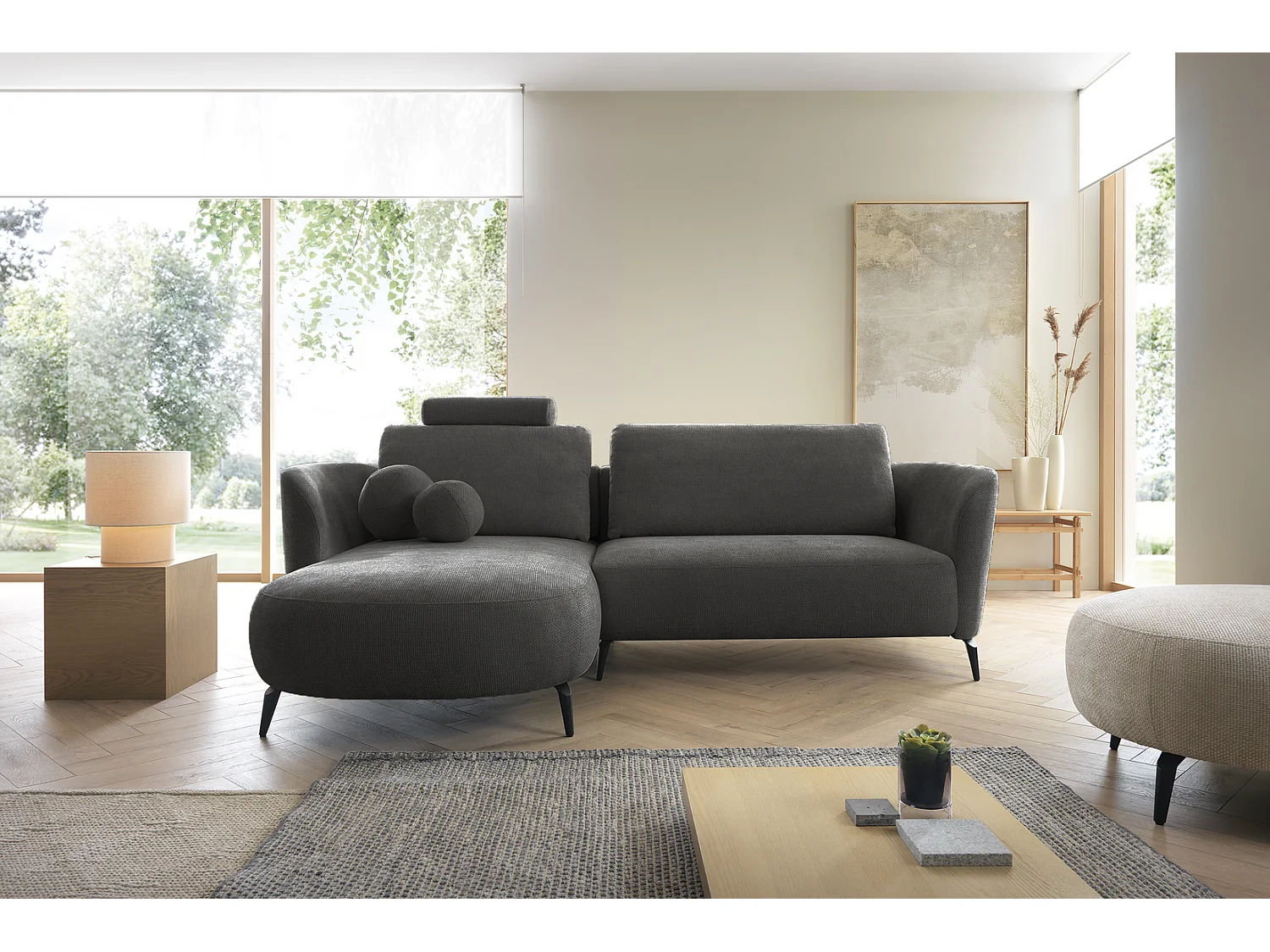 Canapé d'angle convertible 260 cm Kendra sur pieds de 15 cm, coffre de rangement, poufs boules, gauche, Gris foncé