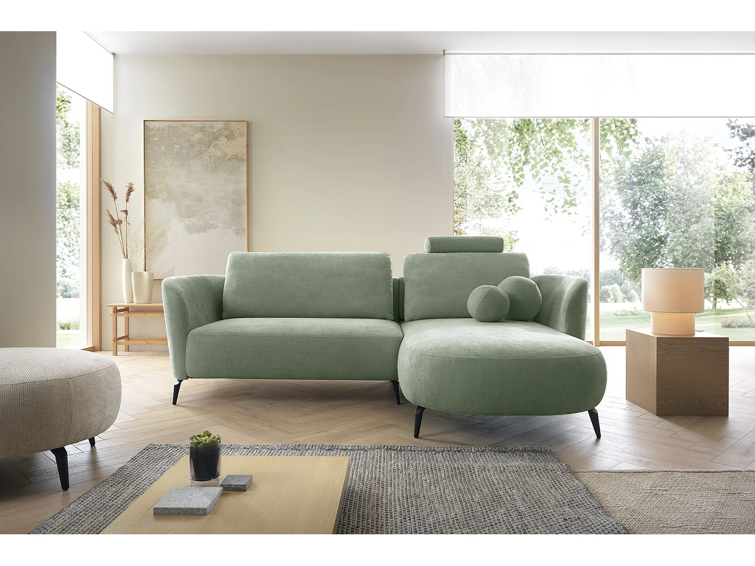 Canapé d'angle convertible 260 cm Kendra sur pieds de 15 cm, coffre de rangement, poufs boules, droite, Vert