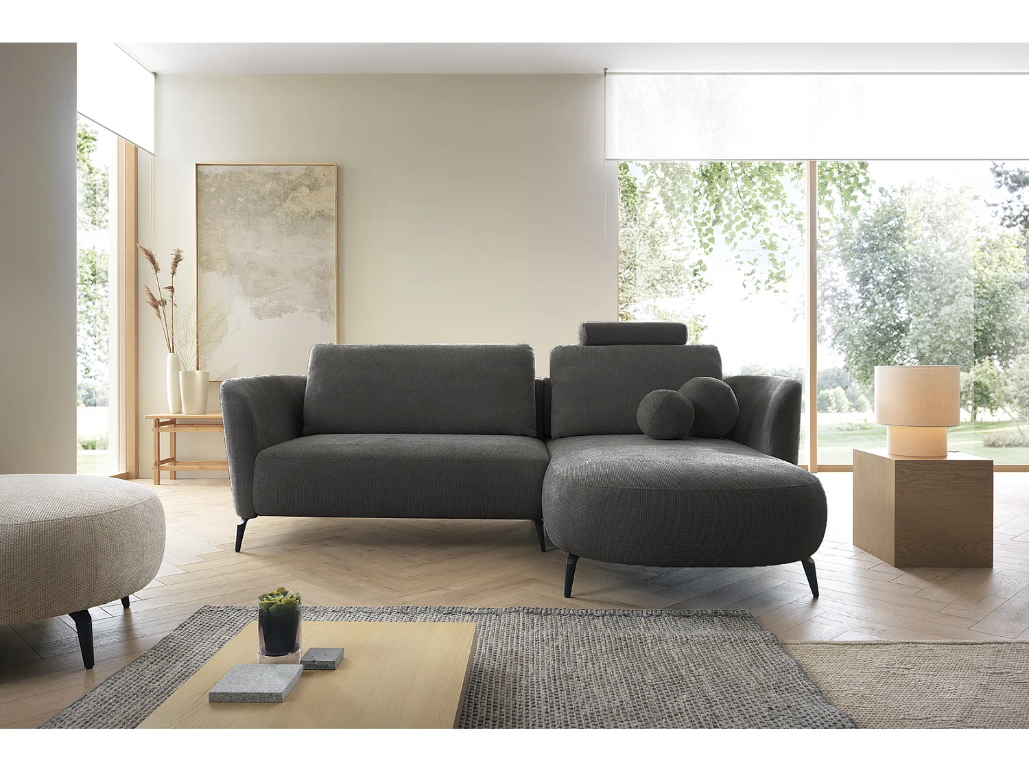 Canapé d'angle convertible 260 cm Kendra sur pieds de 15 cm, coffre de rangement, poufs boules, droite, Gris foncé