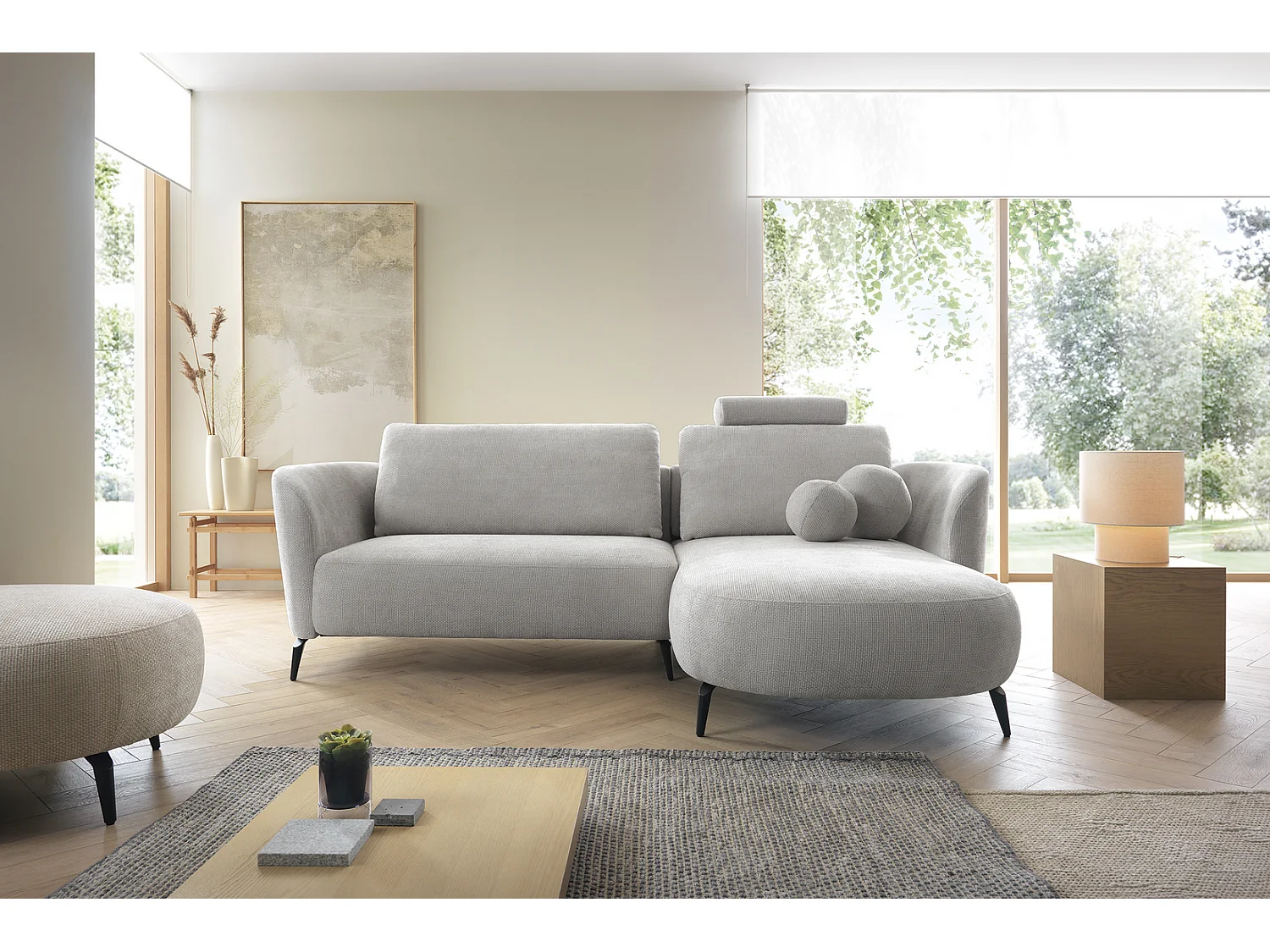 Canapé d'angle convertible 260 cm Kendra sur pieds de 15 cm, coffre de rangement, poufs boules, droite, Gris clair