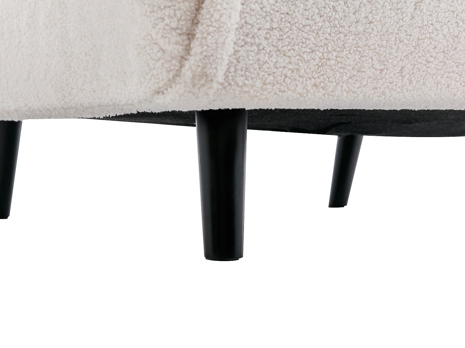 Vadderat läderklädda fötölj i elfenben bouclette URIBE