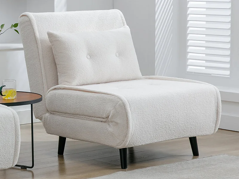 Vadderat läderklädda fötölj i elfenben bouclette URIBE