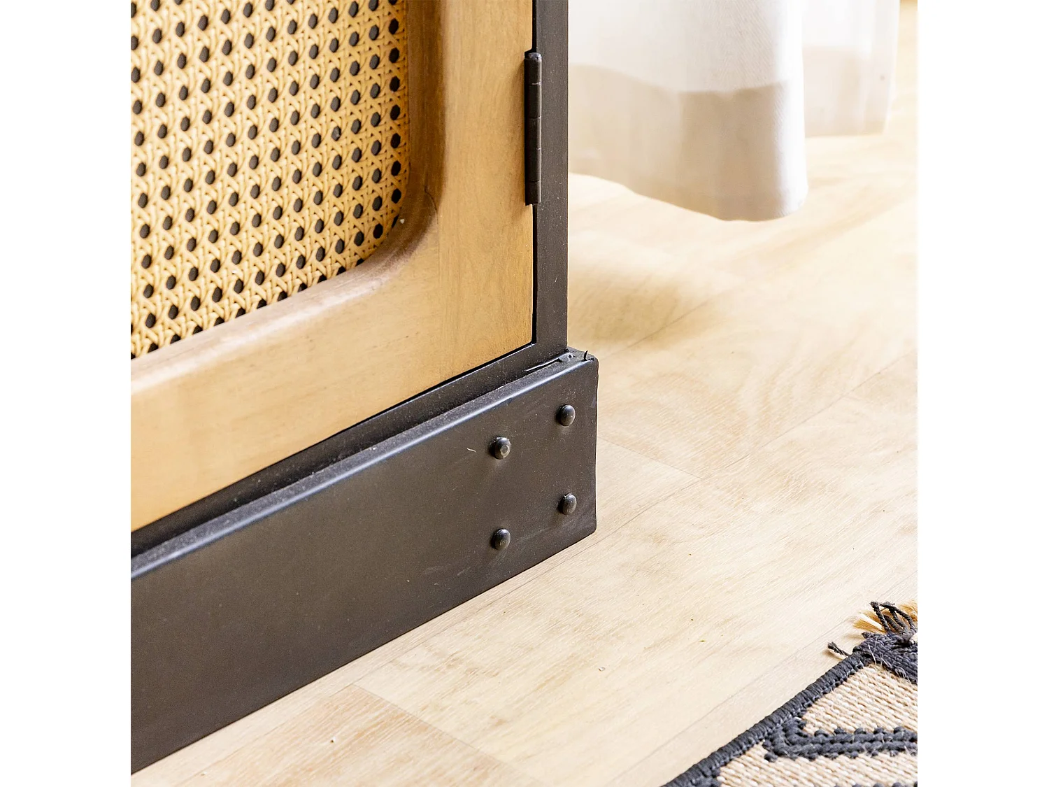 Buffet de madera de mango y rejilla Ezra - Mueble auxiliar clásico y elegante para tu hogar