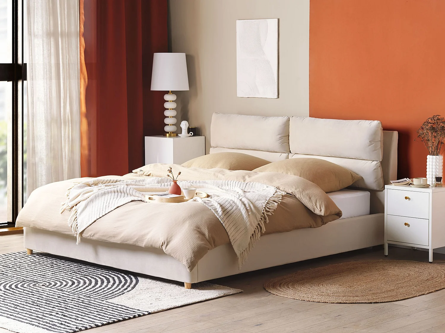 Schickes Doppelbett in Beige mit Bettkasten und Lattenrost 180 x 200 cm Batilly