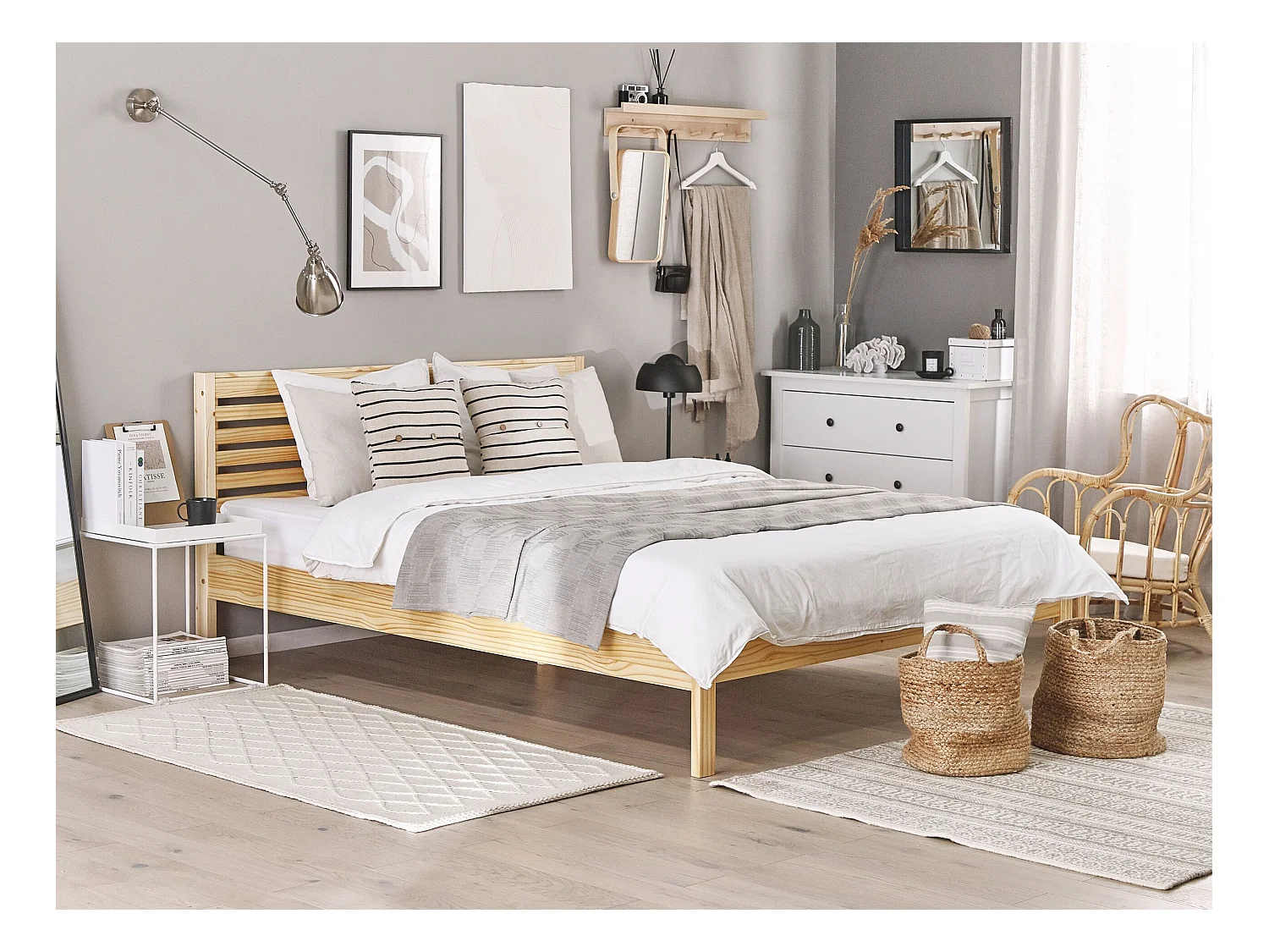 Bequemes Doppelbett hellbraun Gummibaumholz mit Lattenrost 180 x 200 cm Carnac