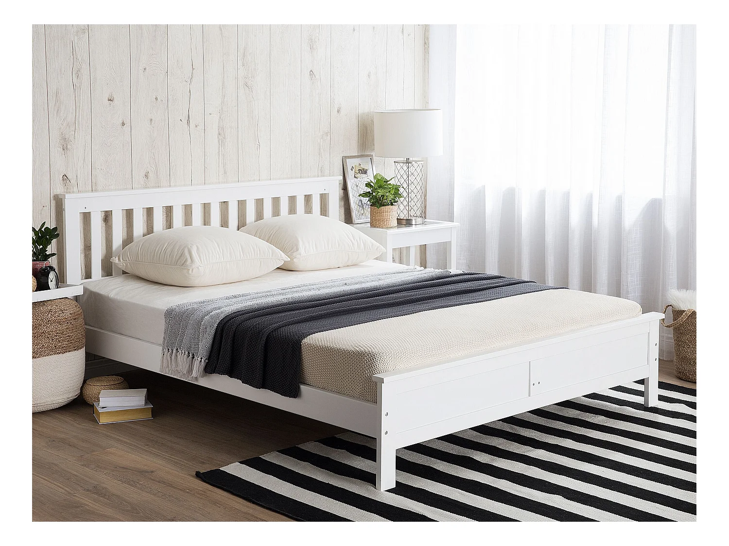 Bett mit Lattenrost Kiefernholz MAYENNE 140 x 200 cm Weiss