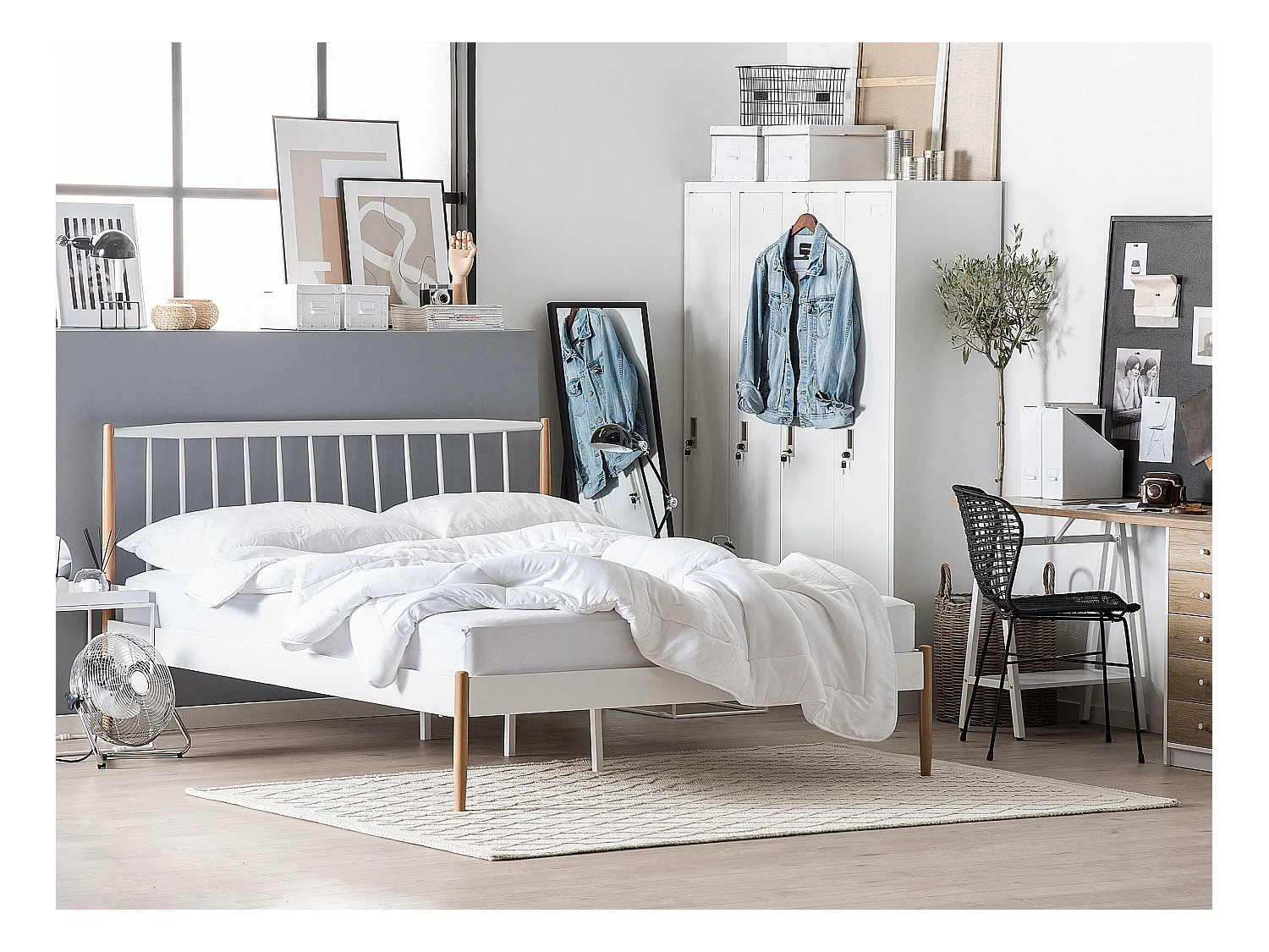 Minimalistisches Metallbett weiß mit hohem Kopfteil Lattenrost 180x200 cm Maurs