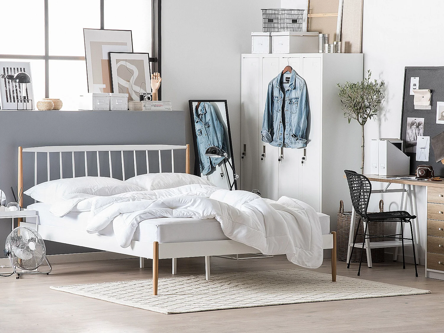 Minimalistisches Metallbett weiß mit hohem Kopfteil Lattenrost 180x200 cm Maurs