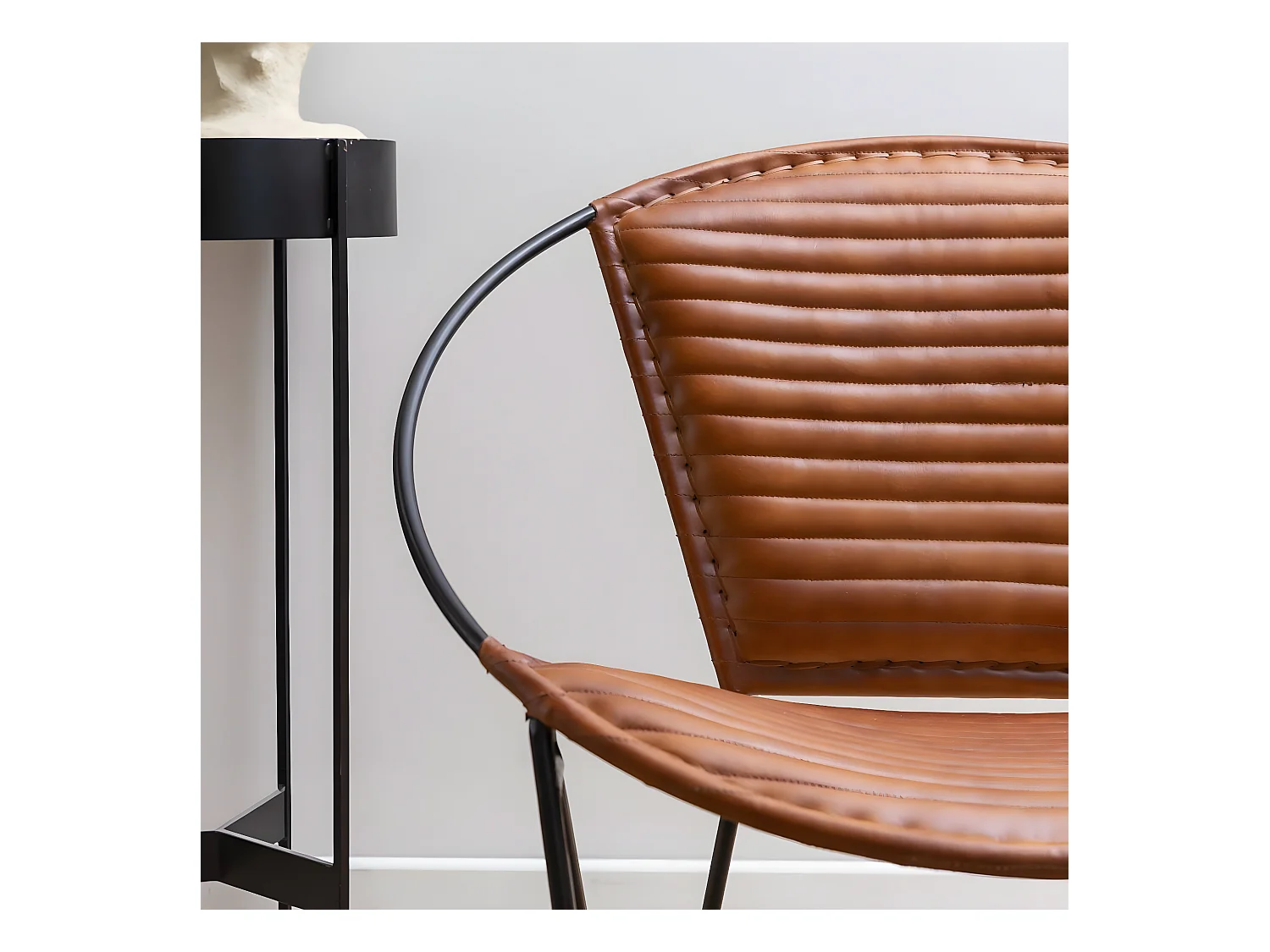 Fauteuil en cuir marron et métal Jaya