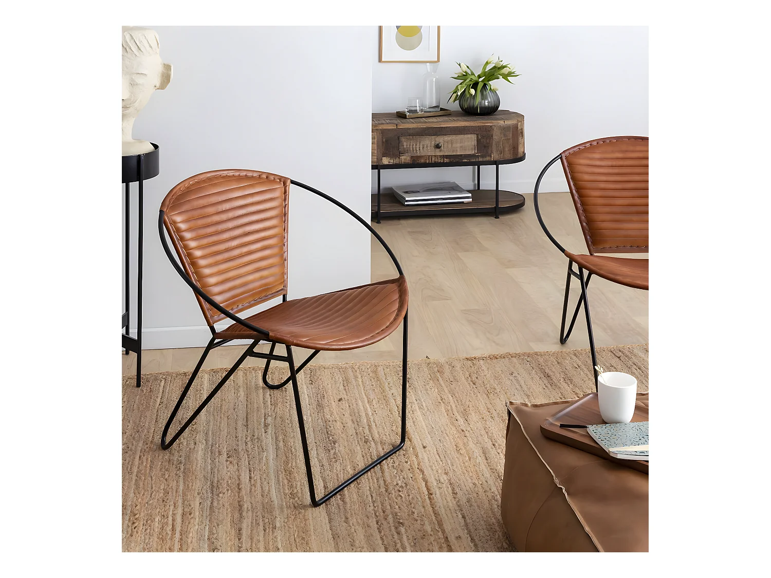Sillón de cuero marrón Jaya con estructura de metal negro - Confort y elegancia para tu salón