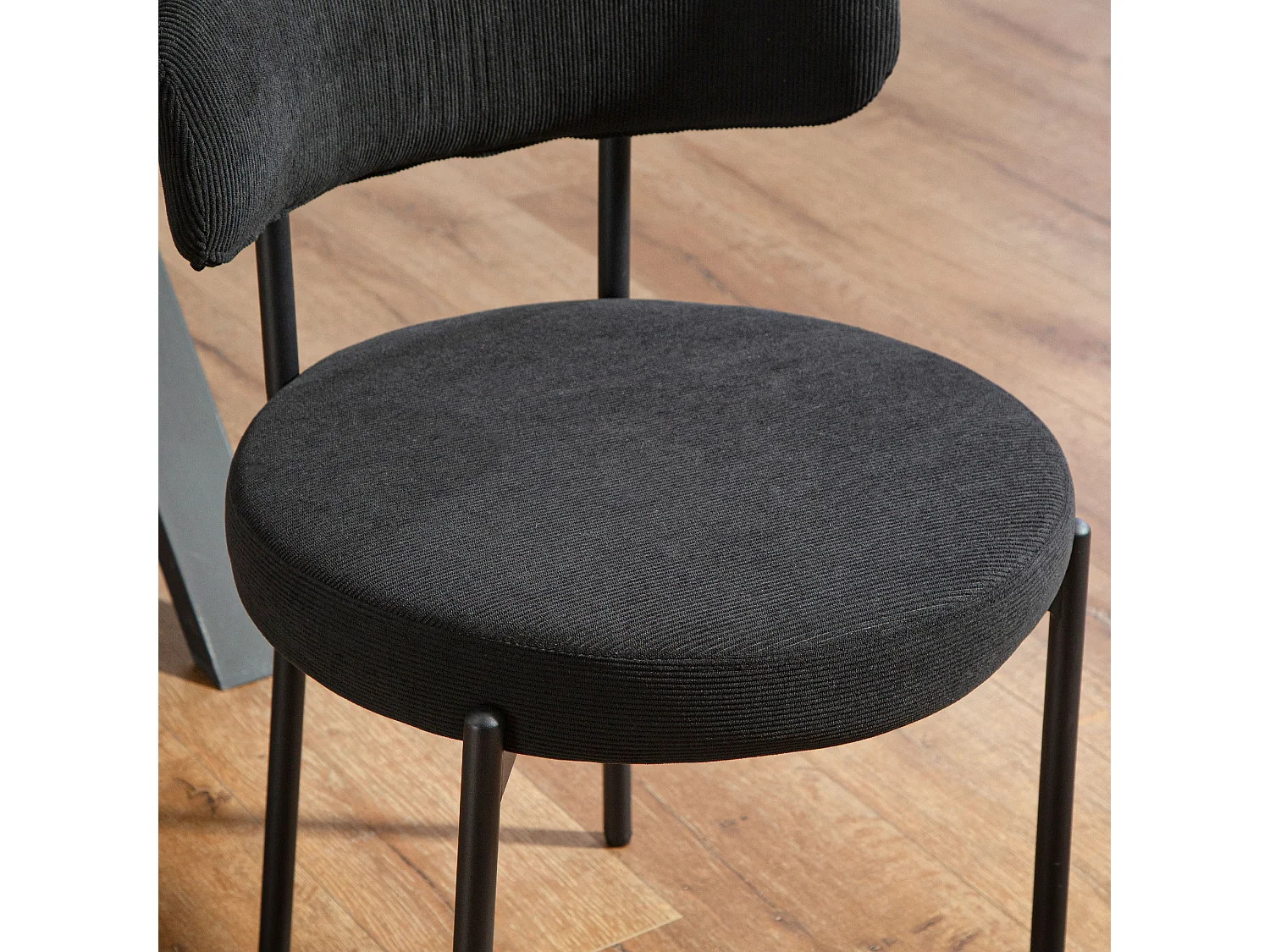 Lot de 4 chaises de salon style néo-rétro - assise ronde, dossier enveloppant - acier velours côtelé noir