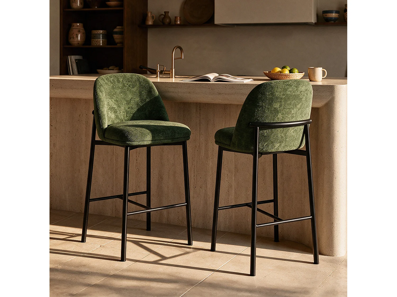 Lot de 2 chaises pour îlot central 67 cm en tissu vert sapin - Noah