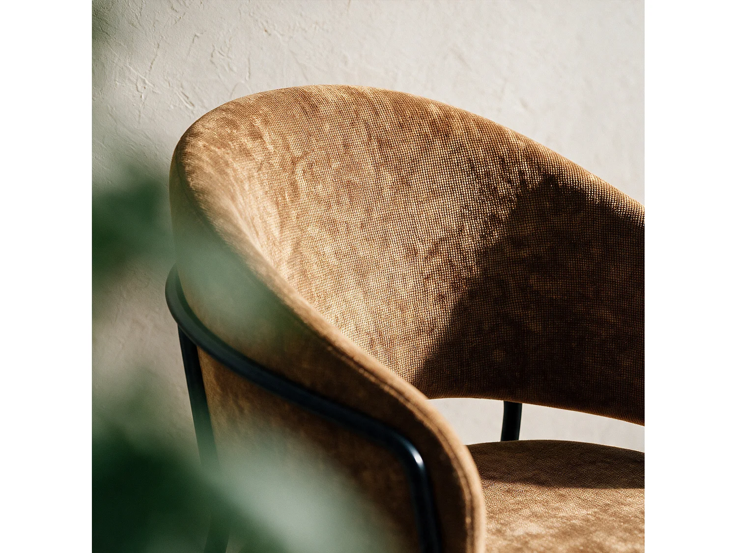 Lot de 2 chaises en tissu caramel et pieds en métal noir - Amaya