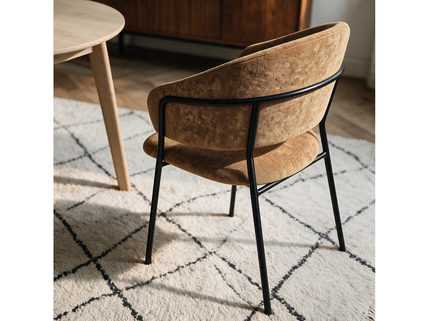 Lot de 2 chaises en tissu caramel et pieds en métal noir - Amaya