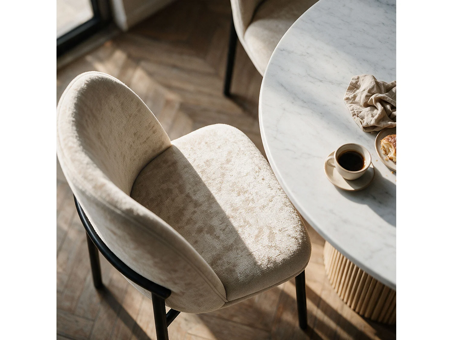 Set di 2 sedie in tessuto beige con gambe in metallo nero - Noah
