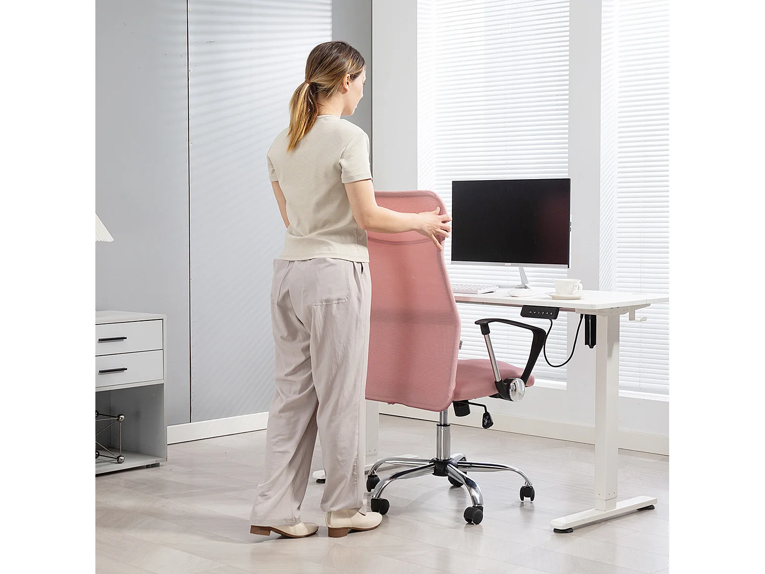 Fauteuil de bureau manager design réglable piètement acier chromé accoudoirs noir maille rose