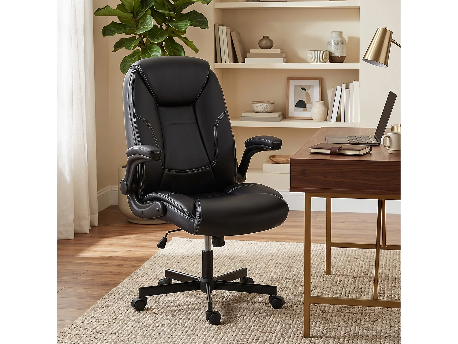 Chaise de bureau manager accoudoirs relevables synthétique noir surpiqûres blanc