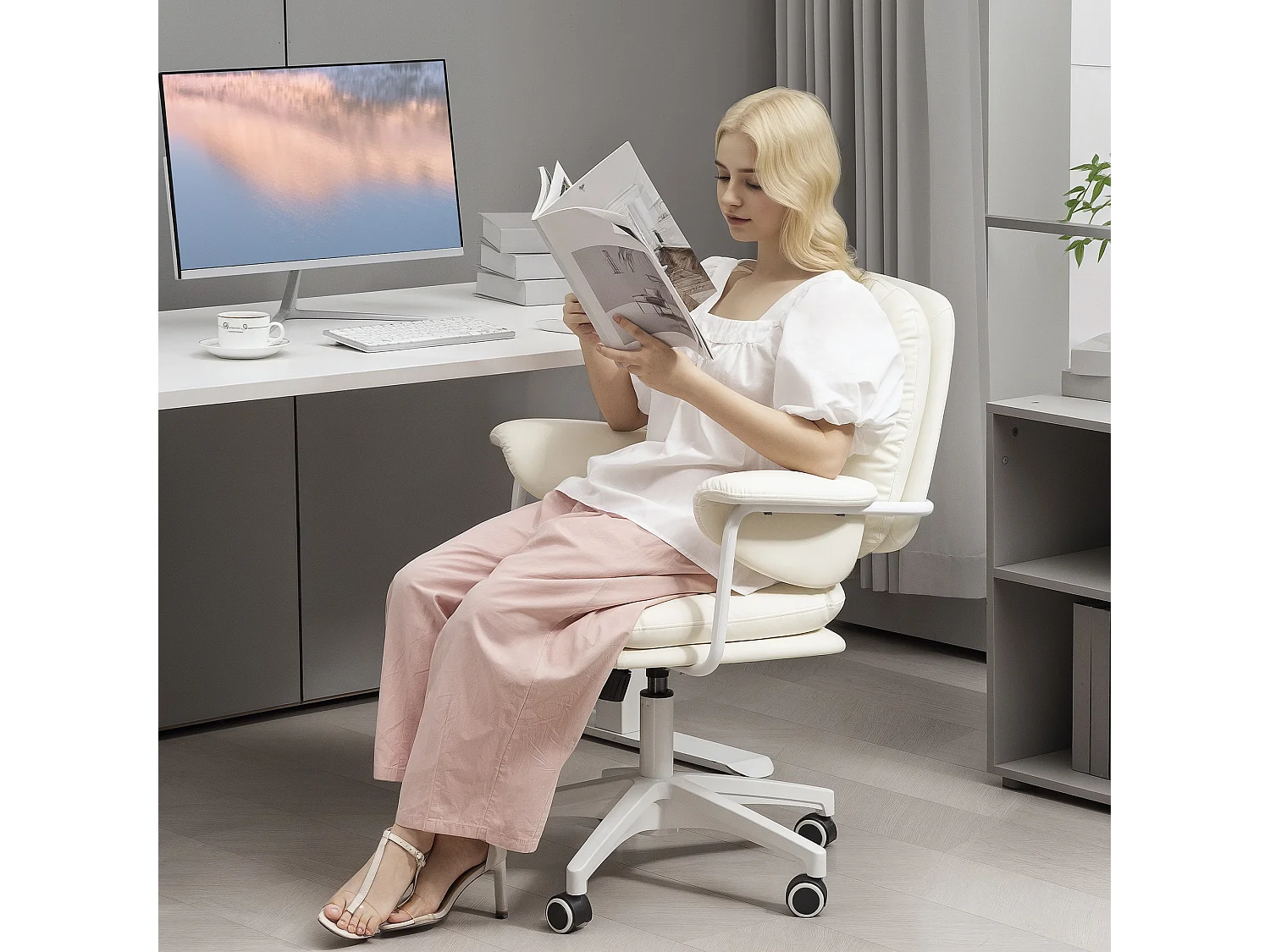 Fauteuil de bureau rembourré blanc avec fonction d'inclinaison, fauteuil pivotant réglable en hauteur avec repose-pieds, en simili cuir, pour le bureau